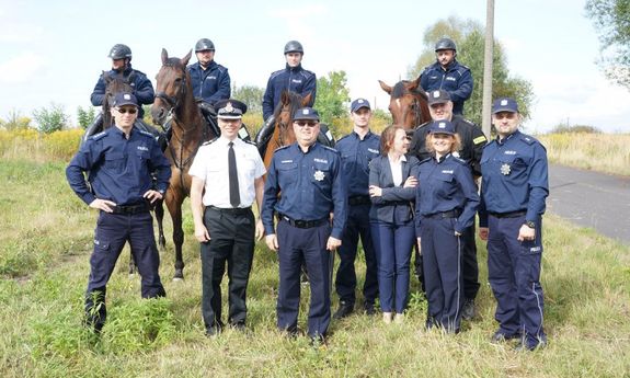 Brytyjski policjant w Chorzowie z funkcjonariuszami, jeźdźcami z Chorzowa oraz z Częstochowy