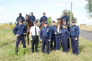 Brytyjski policjant w Chorzowie z funkcjonariuszami, jeźdźcami z Chorzowa oraz z Częstochowy