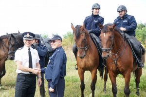 Brytyjski policjant i policyjni jeźdźcy