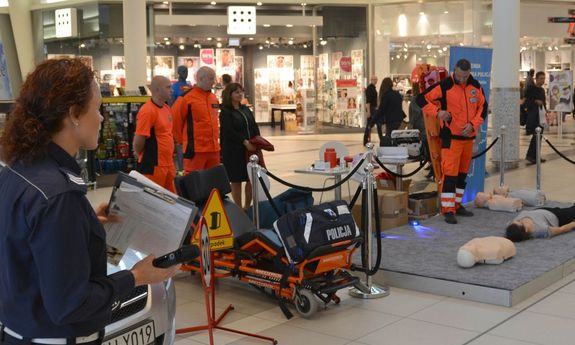 Policjanci uczyli jak udzielać pierwszej pomocy