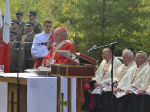 Uroczystość upamiętniająca ofiary egzekucji przeprowadzanych podczas II wojny światowej, w Puszczy Kampinoskiej