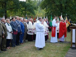 Uroczystość upamiętniająca ofiary egzekucji przeprowadzanych podczas II wojny światowej, w Puszczy Kampinoskiej