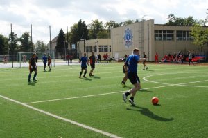 Akcja na boisku, a w tle obiekty sportowe SP Piła