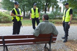 Słuchacze Szkoły Policji w Słupsku podczas służby patrolowej na ulicach Kalisza