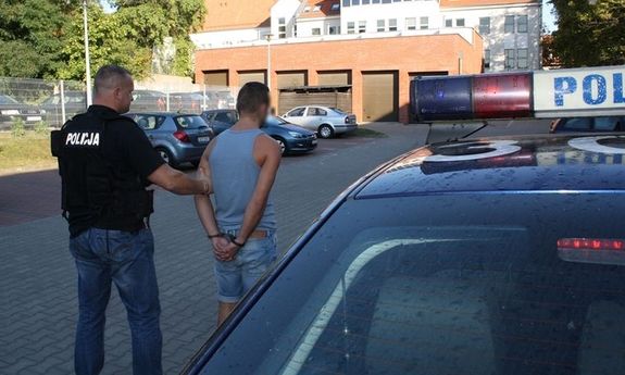 Zatrzymany 27-latek prowadzony przez policjantów