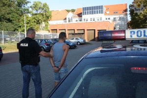 Zatrzymany 27-latek prowadzony przez policjantów