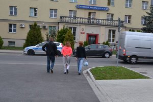 Jedna z zatrzymanych prowadzona przez policjantów