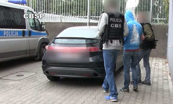 Zatrzymany pseudokibic prowadzony przez policjantów CBŚP