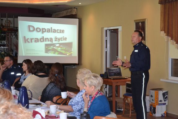 Policjanci z Ozimka uczestniczyli w konferencji pn. ,,Dopalacze kradną życie”.