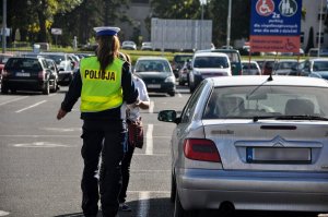 kontrola samochodu stojącego na miejscu dla inwalidów