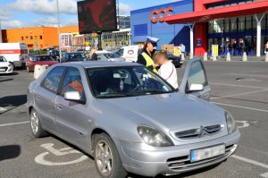 kontrola samochodu stojącego na miejscu dla inwalidów