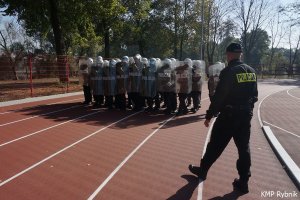 Policyjne ćwiczenia na stadionie