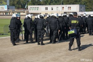 Policyjne ćwiczenia na stadionie