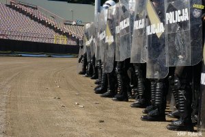 Policyjne ćwiczenia na stadionie