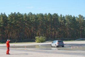 ,,Lernen um zu lehren/ uczyć się, żeby nauczać – trening zawodowy w zakresie technik bezpiecznej jazdy pojazdem służbowym"