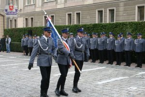 Ślubowanie nowo przyjętych policjantów oraz wręczenie odznaczeń i przekazanie radiowozów