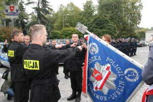 Ślubowanie nowo przyjętych policjantów oraz wręczenie odznaczeń i przekazanie radiowozów