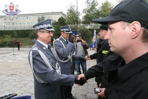 Ślubowanie nowo przyjętych policjantów oraz wręczenie odznaczeń i przekazanie radiowozów