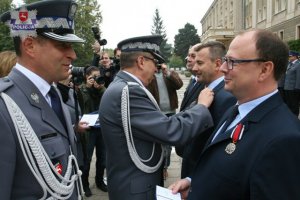 Ślubowanie nowo przyjętych policjantów oraz wręczenie odznaczeń i przekazanie radiowozów