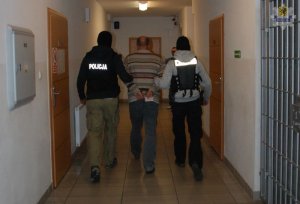 Podejrzany prowadzony przez policjantów