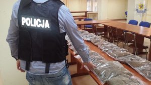 Policjanci w Słupsku zabezpieczyli 100 kg nielegalnego tytoniu i 160 l spirytusu
