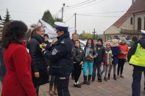 Dzieci i policjanci podczas akcji profilaktycznej