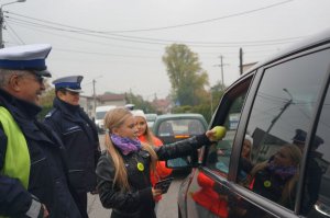 Policjant i dzieci podczas kontroli kierowcy