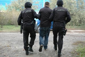 Policjanci z zatrzymanym mężczyzną