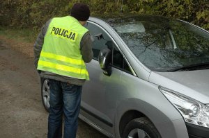 Policjant ogląda samochód