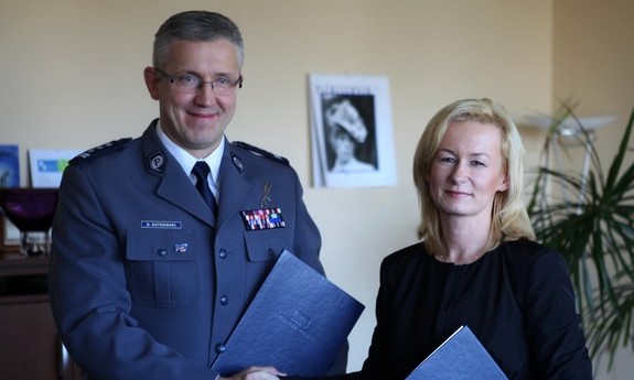 Dyrektor Telewizji Polskiej Oddział w Poznaniu pani Lena Bretes-Dorożała i Komendant Wojewódzki Policji w Poznaniu insp. Rafał Batkowski po podpisaniu porozumienia