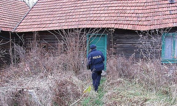 Policjant sprawdza pustostan - zdjęcie poglądowe