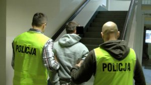 Zatrzymany prowadzony przez policjantów