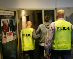 Zatrzymany prowadzony przez policjantów