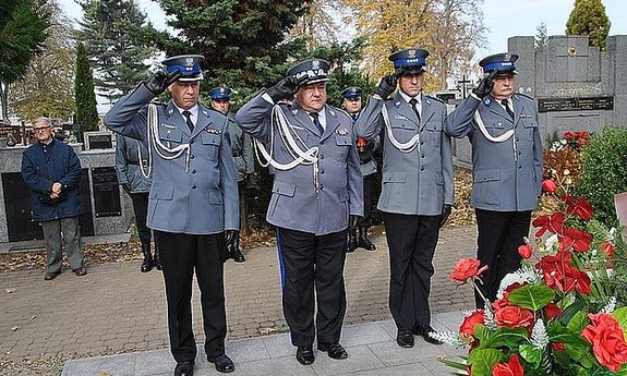 Uroczyste złożenie kwiatów na grobie gen. Marka Papały