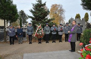 Uroczyste złożenie kwiatów na grobie gen. Marka Papały #1