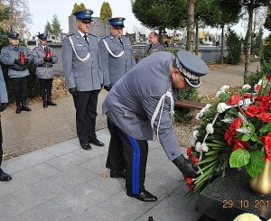 Uroczyste złożenie kwiatów na grobie gen. Marka Papały #2