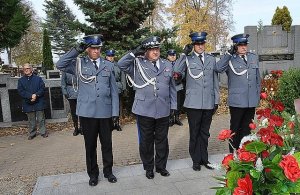 Uroczyste złożenie kwiatów na grobie gen. Marka Papały #4