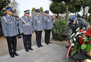 Uroczyste złożenie kwiatów na grobie gen. Marka Papały #6