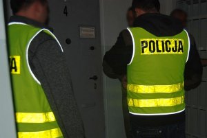 Policjanci prowadzą zatrzymanego za rozbój