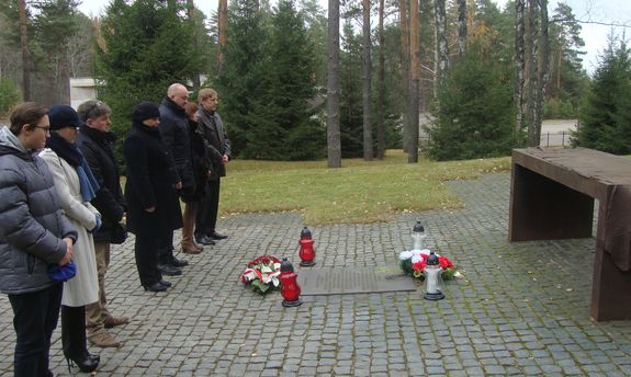 Na Polskim Cmentarzu Wojennym w Miednoje zapłonęły znicze i zabrzmiał Dzwon Pamięci