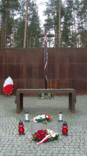 Na Polskim Cmentarzu Wojennym w Miednoje zapłonęły znicze i zabrzmiał Dzwon Pamięci