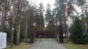 Na Polskim Cmentarzu Wojennym w Miednoje zapłonęły znicze i zabrzmiał Dzwon Pamięci