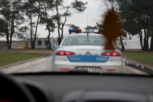 Widok na radiowóz zza szyby