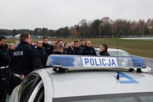 Instruktor udziela wskazówek policjantom
