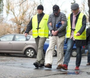 Zatrzymany prowadzony przez policjantów