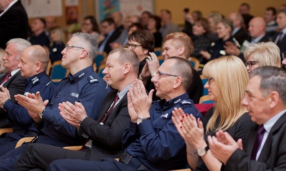 Zgromadzeni oklaskują występ artystyczny młodzieży