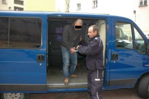 Zatrzymany prowadzony przez policjantów