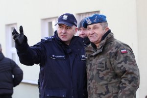 Komendant Wojewódzki Policji w Kielcach insp. dr Rafał Kochańczyk oraz Komendant Centrum Przygotowań do Misji Zagranicznych płk dypl. Wiesław Mitkowski