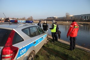 Policjanci na miejscu poszukiwań