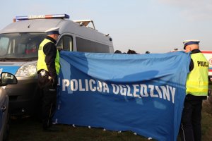 Oględziny z udziałem policjantów, prokuratora i lekarza medycyny sądowej